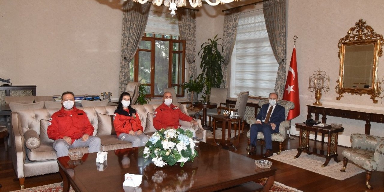 Manisa AKUT üyeleri Vali Karadeniz’e bilgi verdi