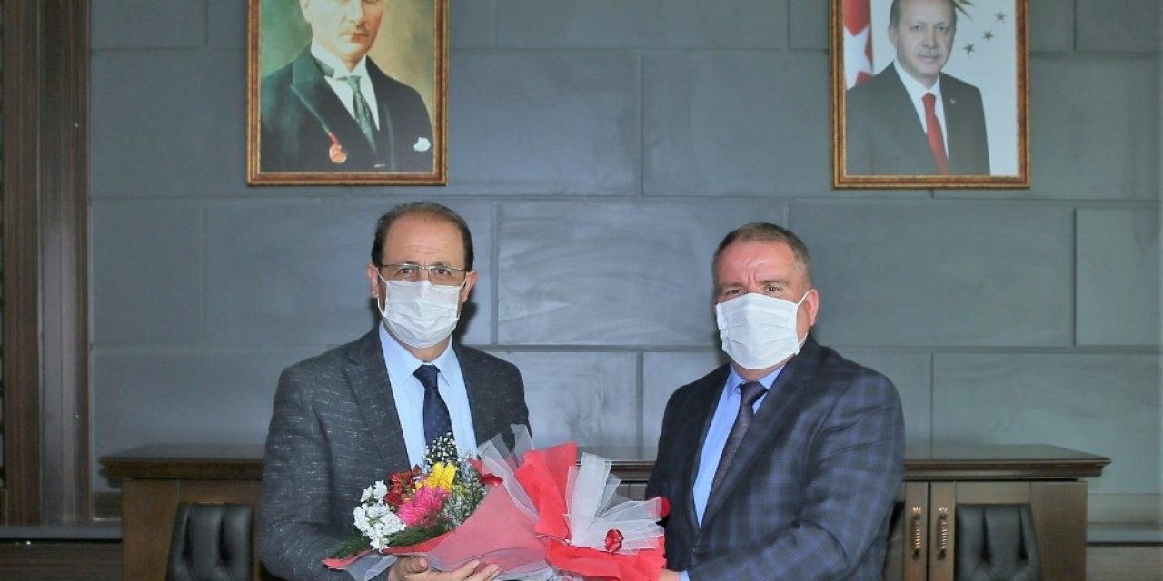 İlahiyat Fakültesi Dekanlığına Prof. Dr. Ayengin atandı