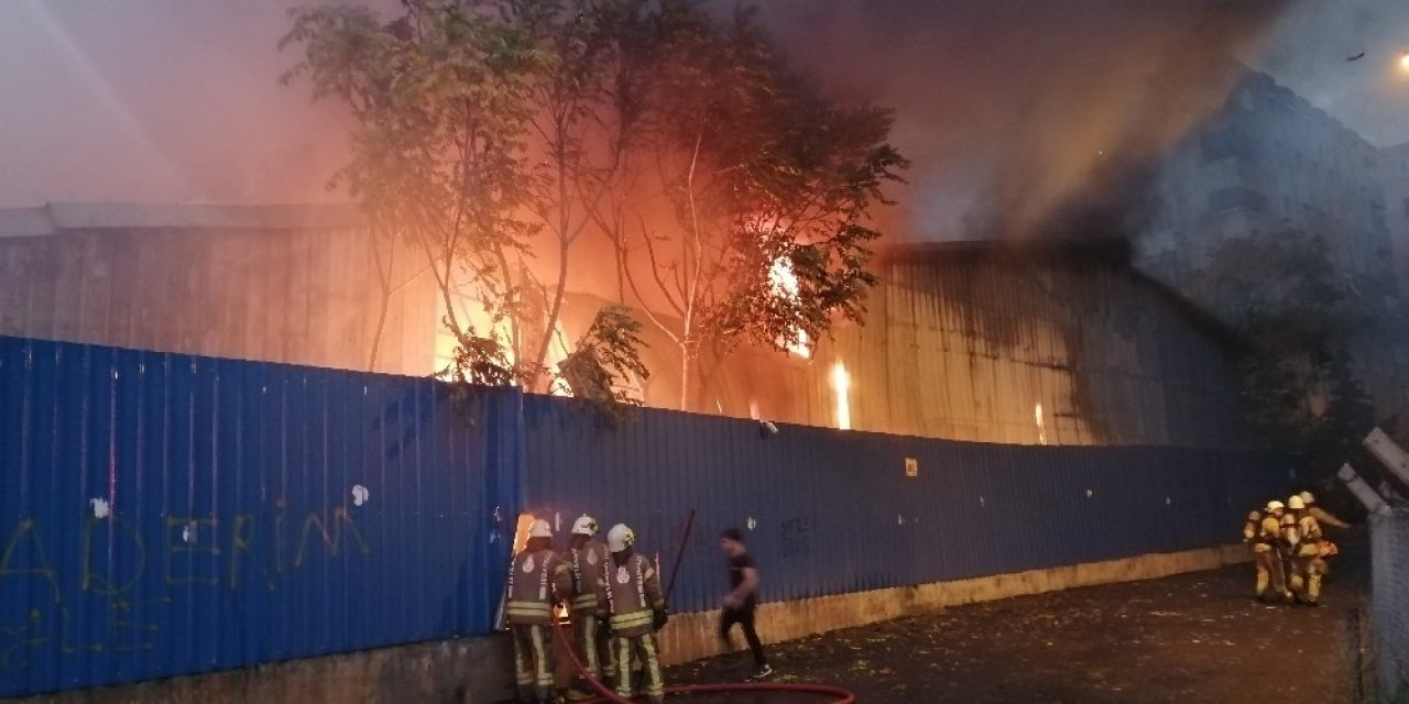 Kartal’da kağıt fabrikası alev alev yandı