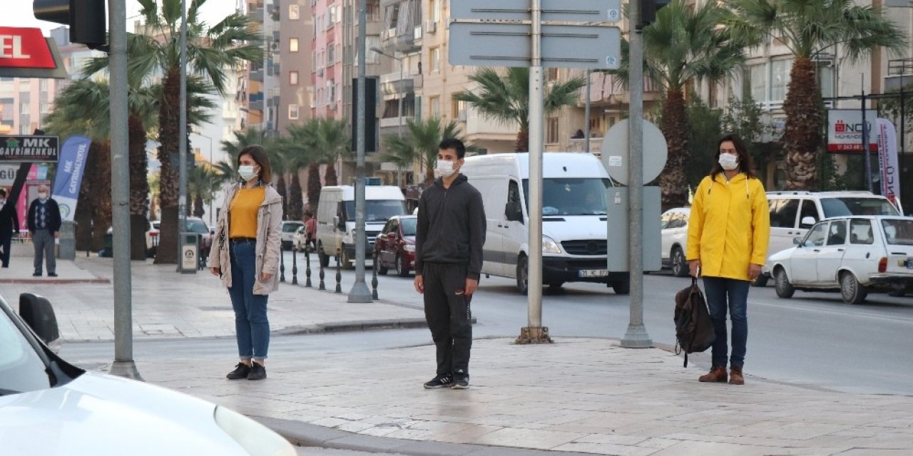 Denizli’de 09.05’te çalan sirenle birlikte hayat 2 dakikalığına durdu
