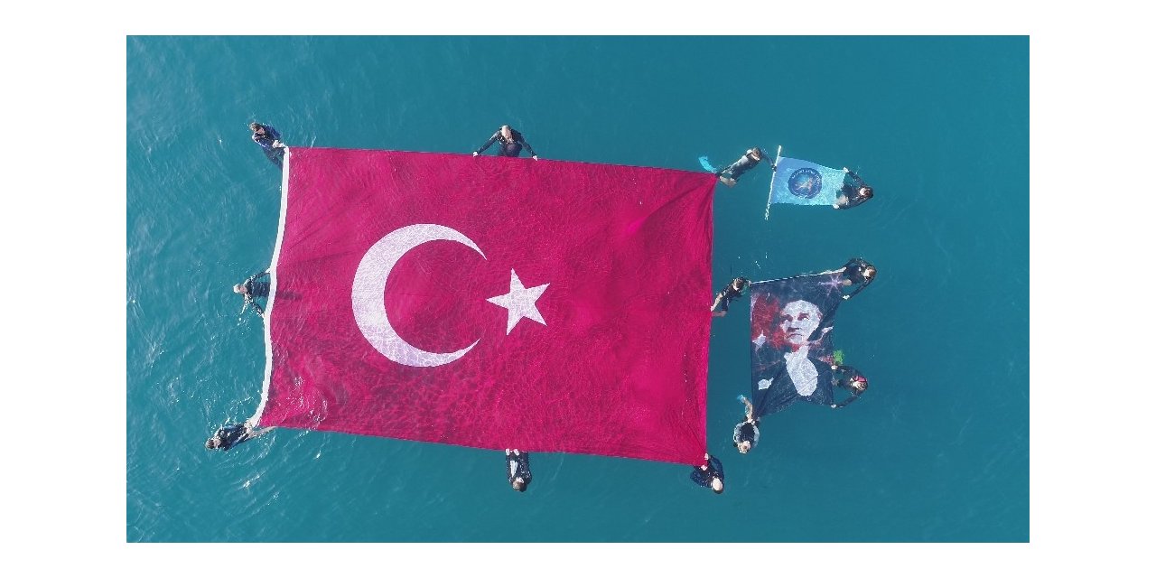 Antalya’da öğrenciler Ata’yı denizde açtıkları 54 metrekarelik bayrakla andı