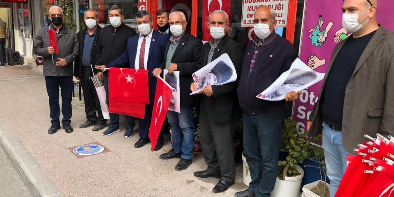 Mut’ta Türk bayrağı ve Atatürk posteri dağıtıldı