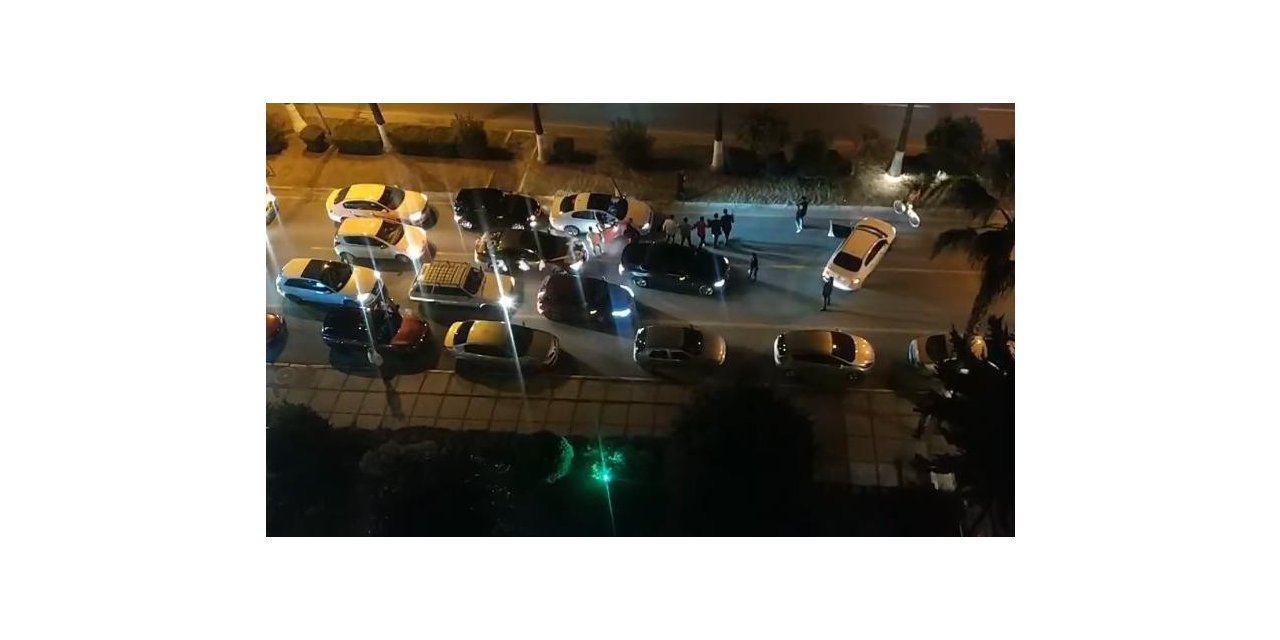 Yolu trafiğe kapatıp, halay çektiler, cezayı yediler