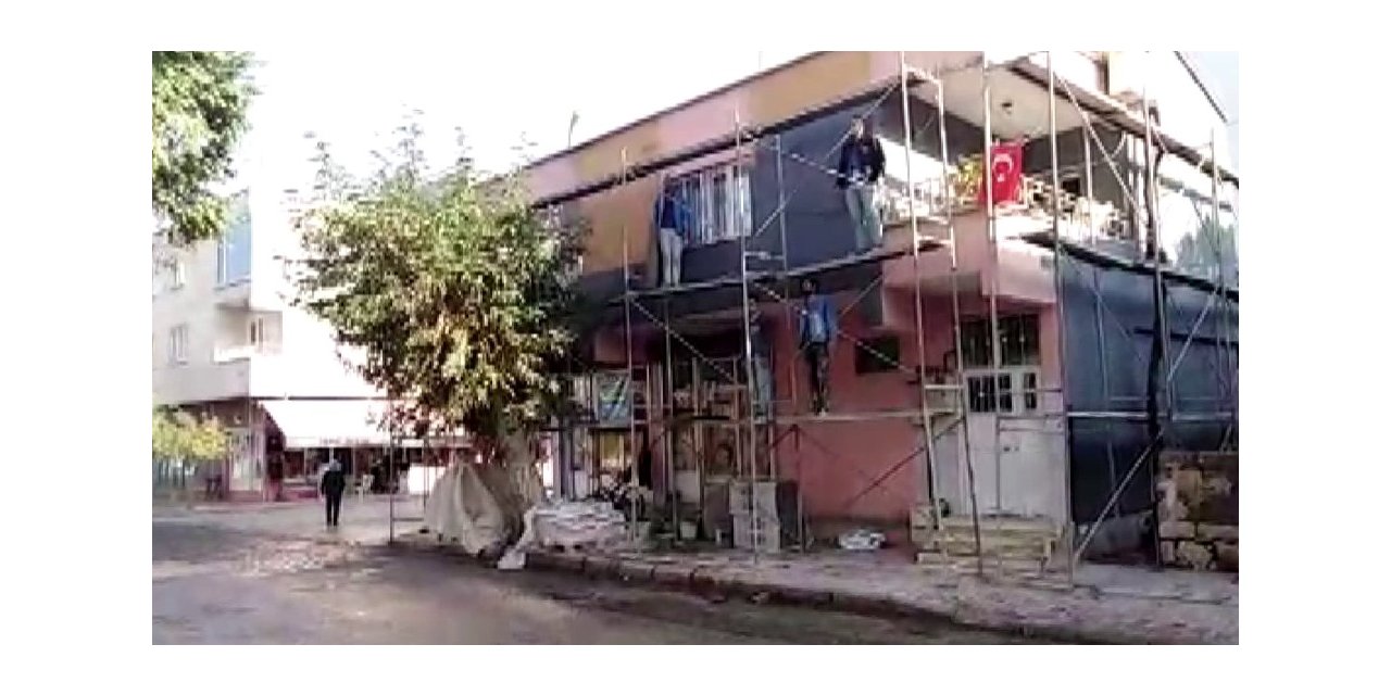 İnşaat iskelesinde Ata’ya saygı duruşu