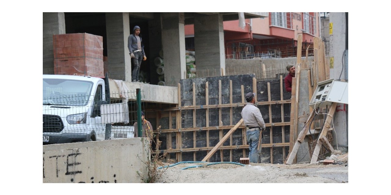 Karabük’te inşaat işçileri siren sesini duyunca saygı duruşuna geçti