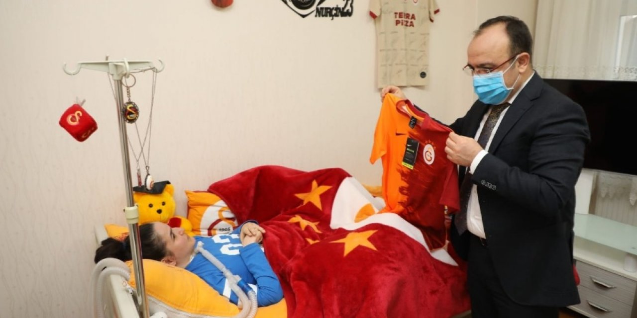 Vali Yırık, kas hastası Nurçin’e forma hediye etti
