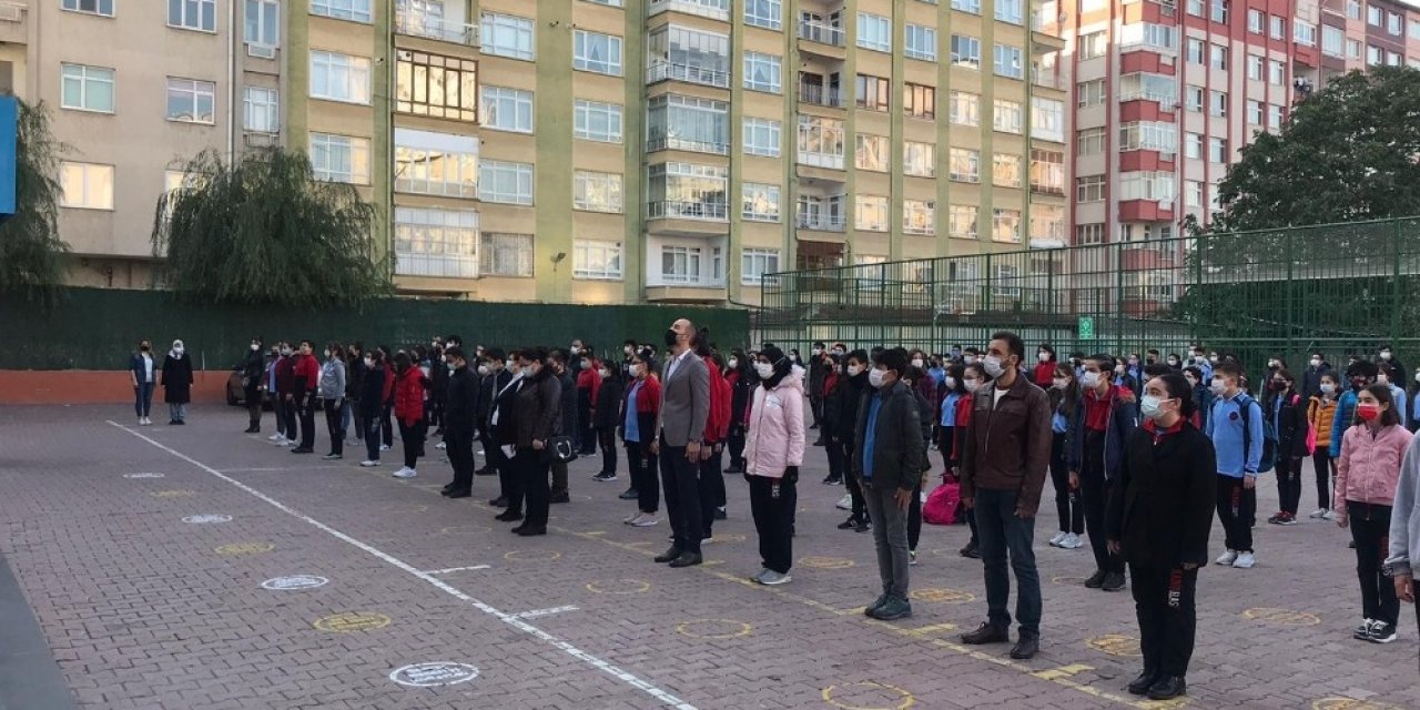 Ortaokul öğrencileri uzaktan eğitim ile 20 günde 10 Kasım’a hazırlandı