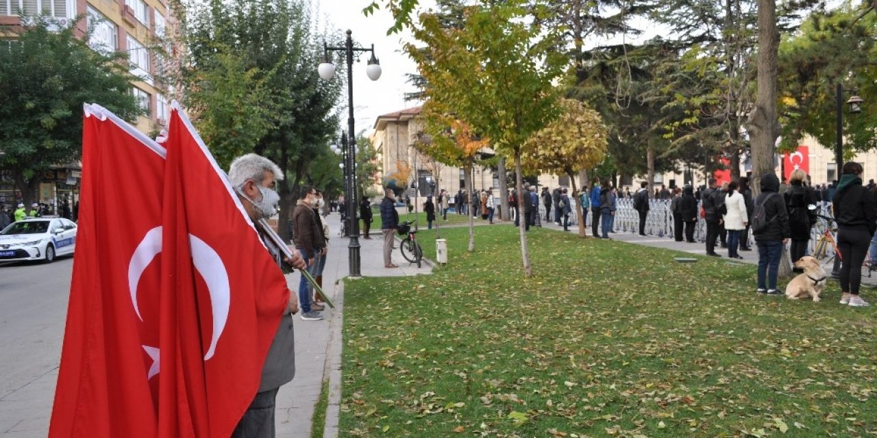 Saat dokuzu beş geçe hayat durdu