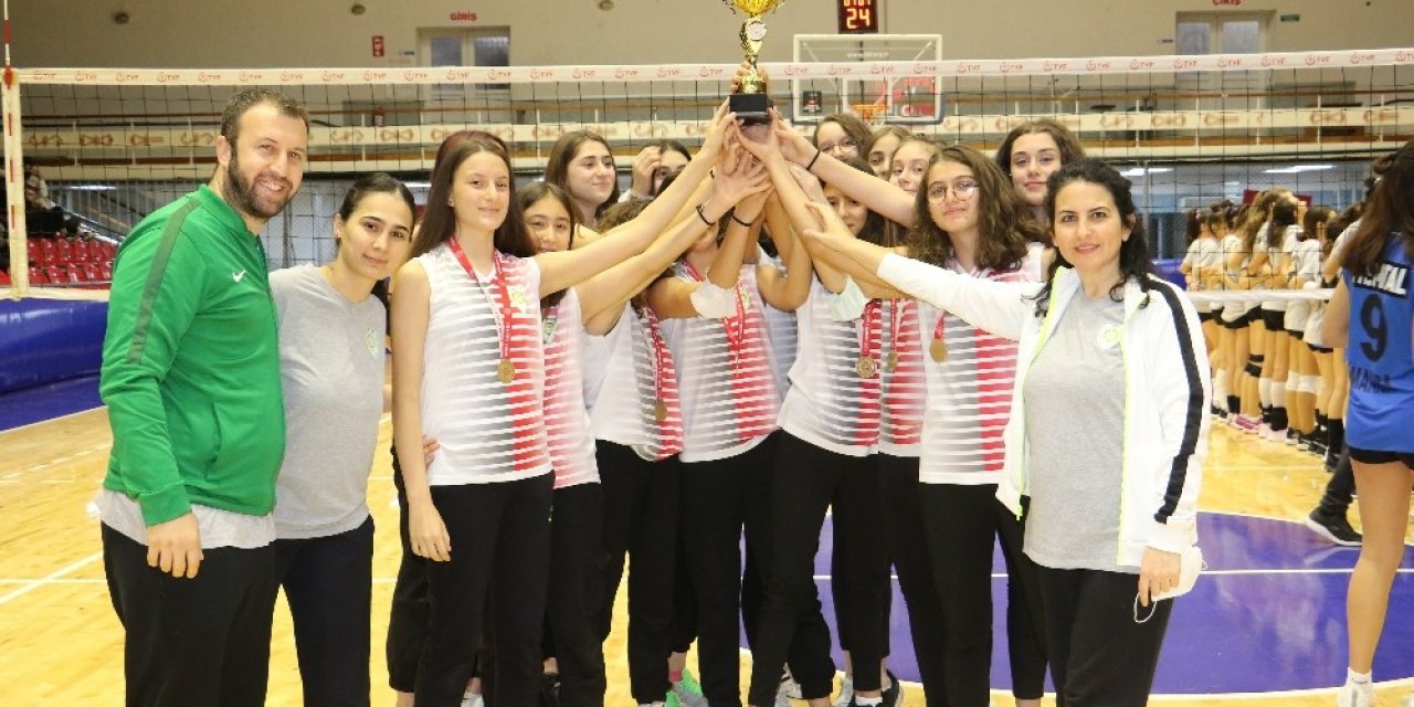 Manisa BBSK’lı voleybolcular kupalarını aldı