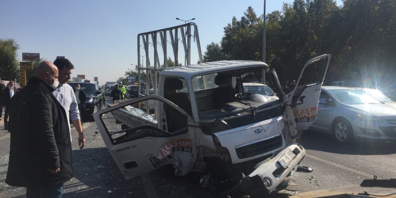 Freni patlayan kamyonet 3 araca çarparak durabildi
