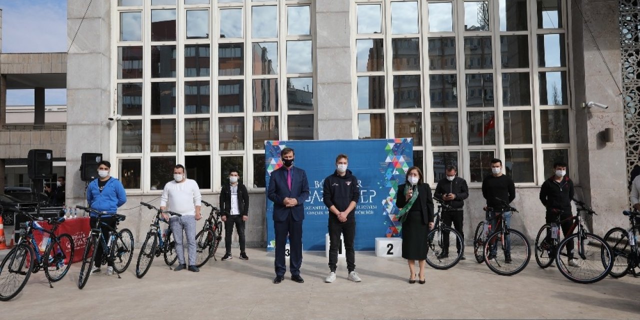 Gaziantep e-spor turnuvasında dereceye girenlere ödülleri verildi