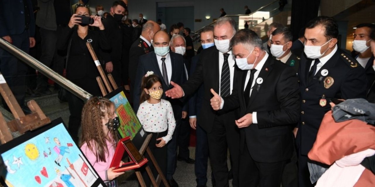 10 Kasım  resim, şiir, kompozisyon yarışmasında dereceye girenlere ödülleri verildi