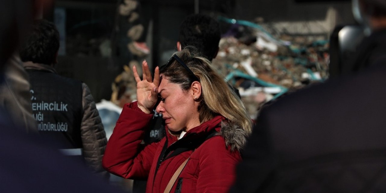 İş yerinin yıkılışını hıçkırıklara boğularak izledi