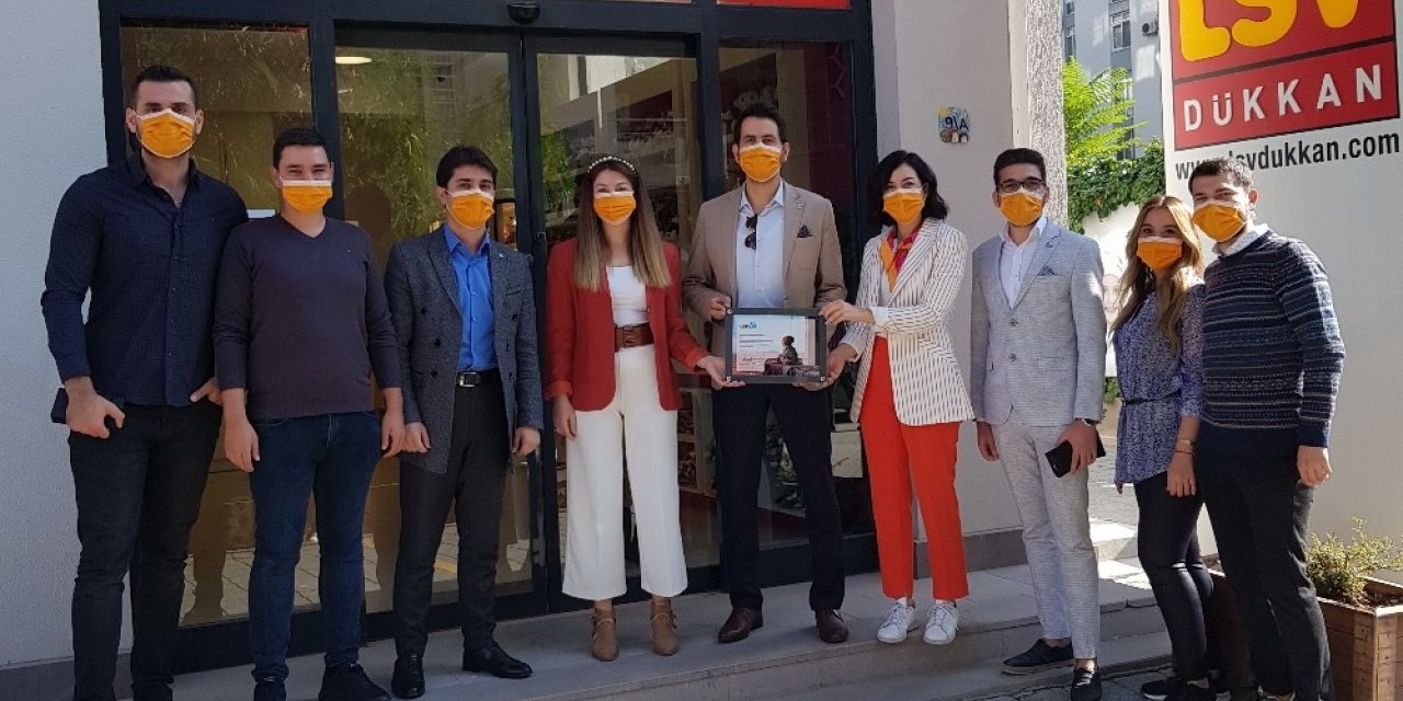 Turuncu Beyazlılar Derneği’nden Lösev’e 1954 TL bağış