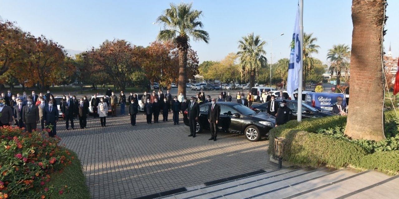 Salihli Belediye personelinden Ata’ya saygı duruşu