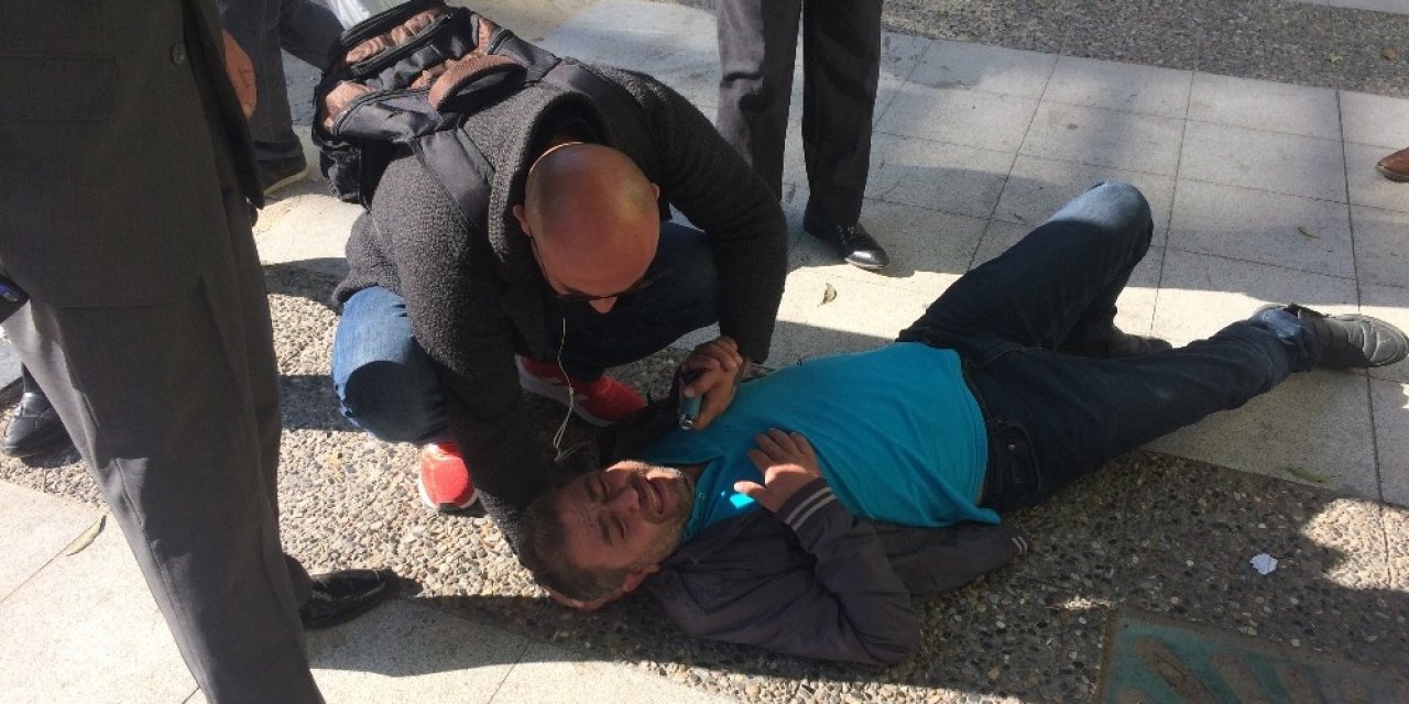 Bir anda yere yığıldı, kendisine müdahale eden adama sarılıp ağladı