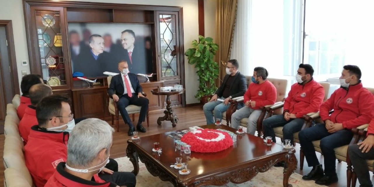 İzmir’deki arama kurtarma çalışmalarından dönen ÇEKUT’u Başkan Poyraz karşıladı