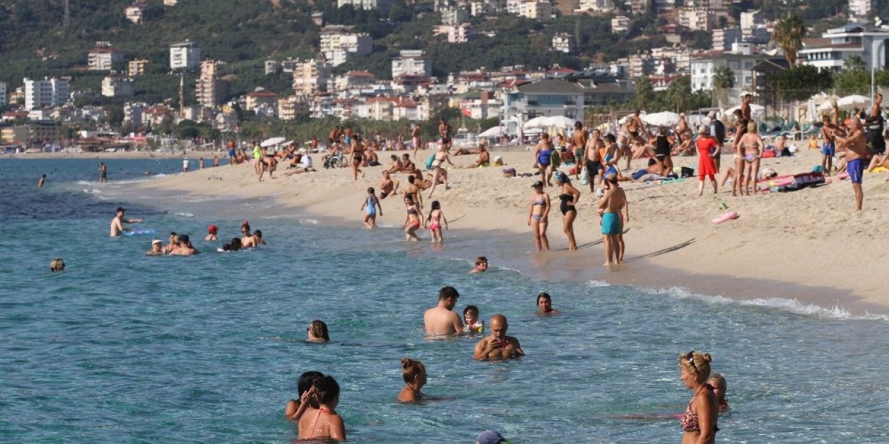 Antalya’da deniz keyfi devam ediyor