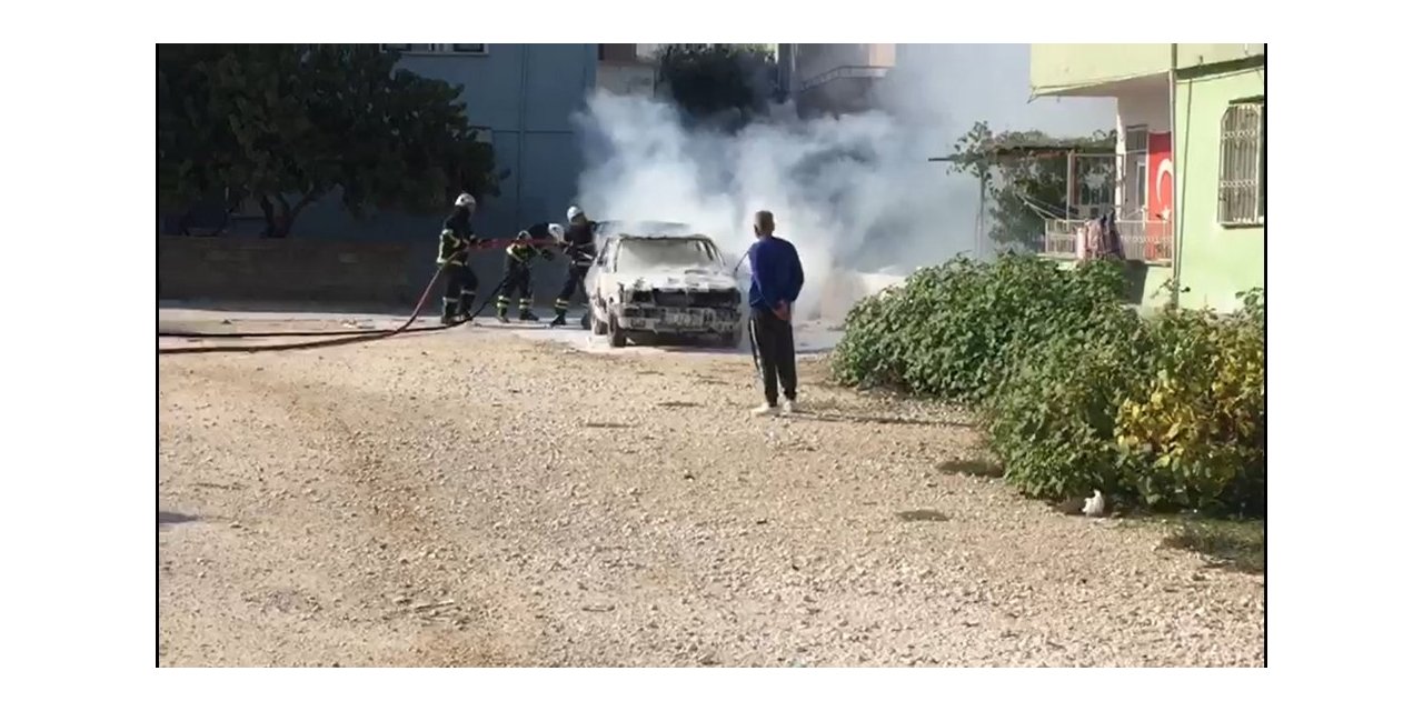 Park halindeki otomobil alev alev yandı