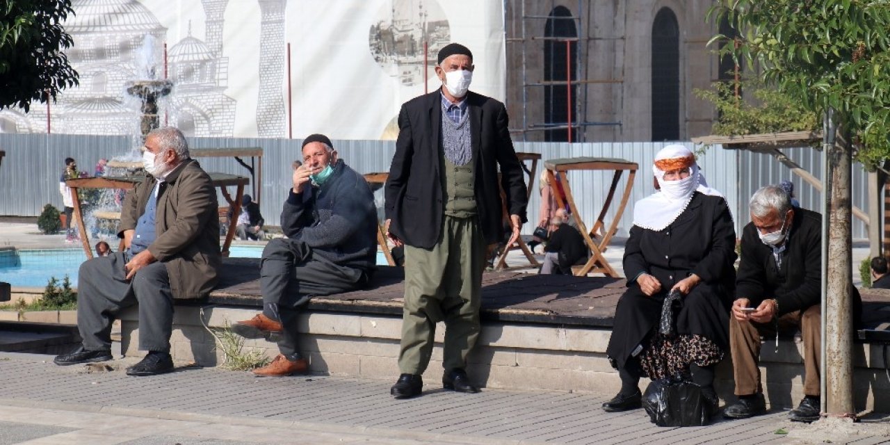 65 yaş üstü uyarılara rağmen evde durmuyor