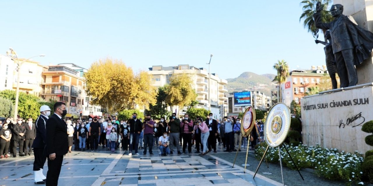 Atatürk Alanya’da saygı duruşu, şiir ve türkülerle anıldı