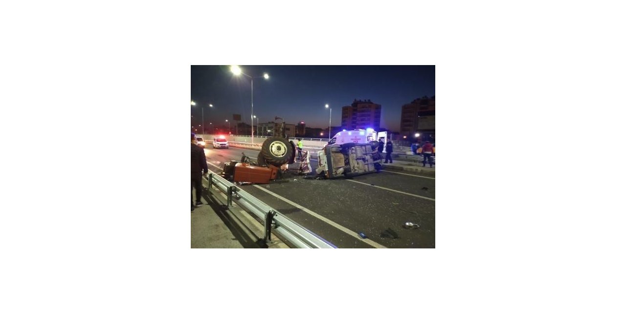 Otomobilin arkadan çarptığı traktör devrildi: 2 yaralı