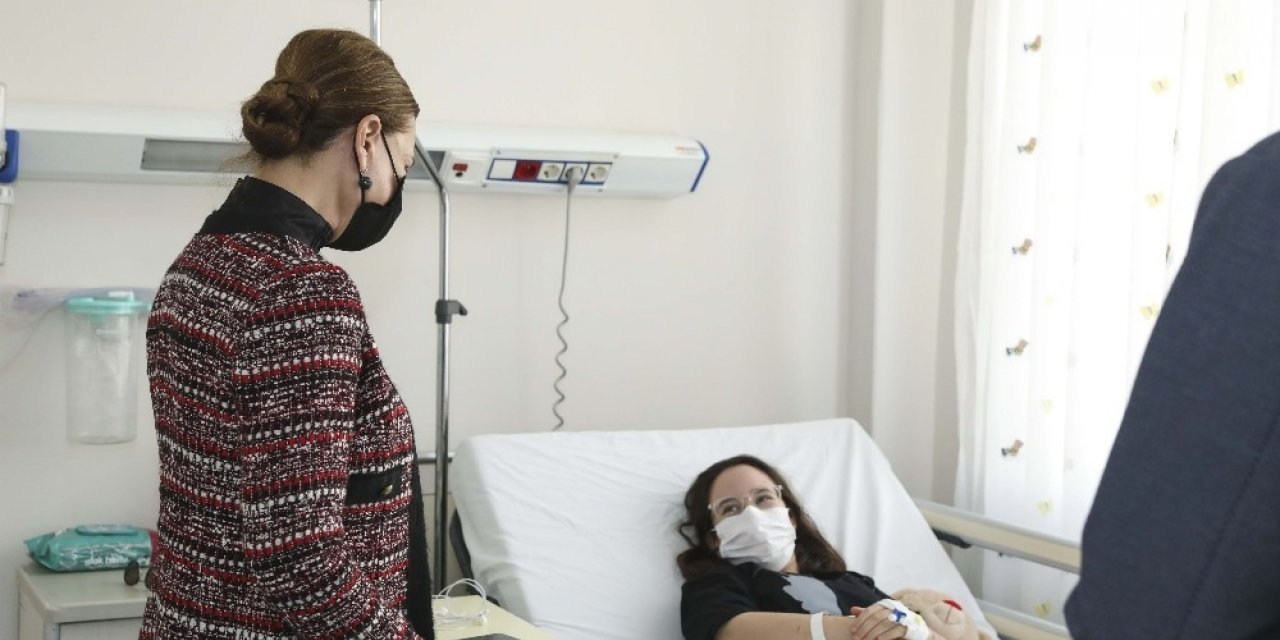 Enkazdan 17 saat sonra kurtarılan İnci, kemanına kavuştu