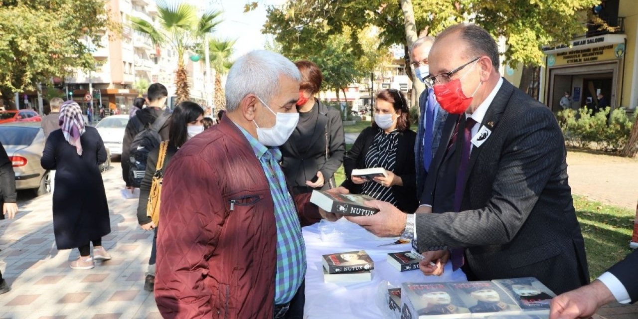 Başkan Akın’dan nutuk hediyesi