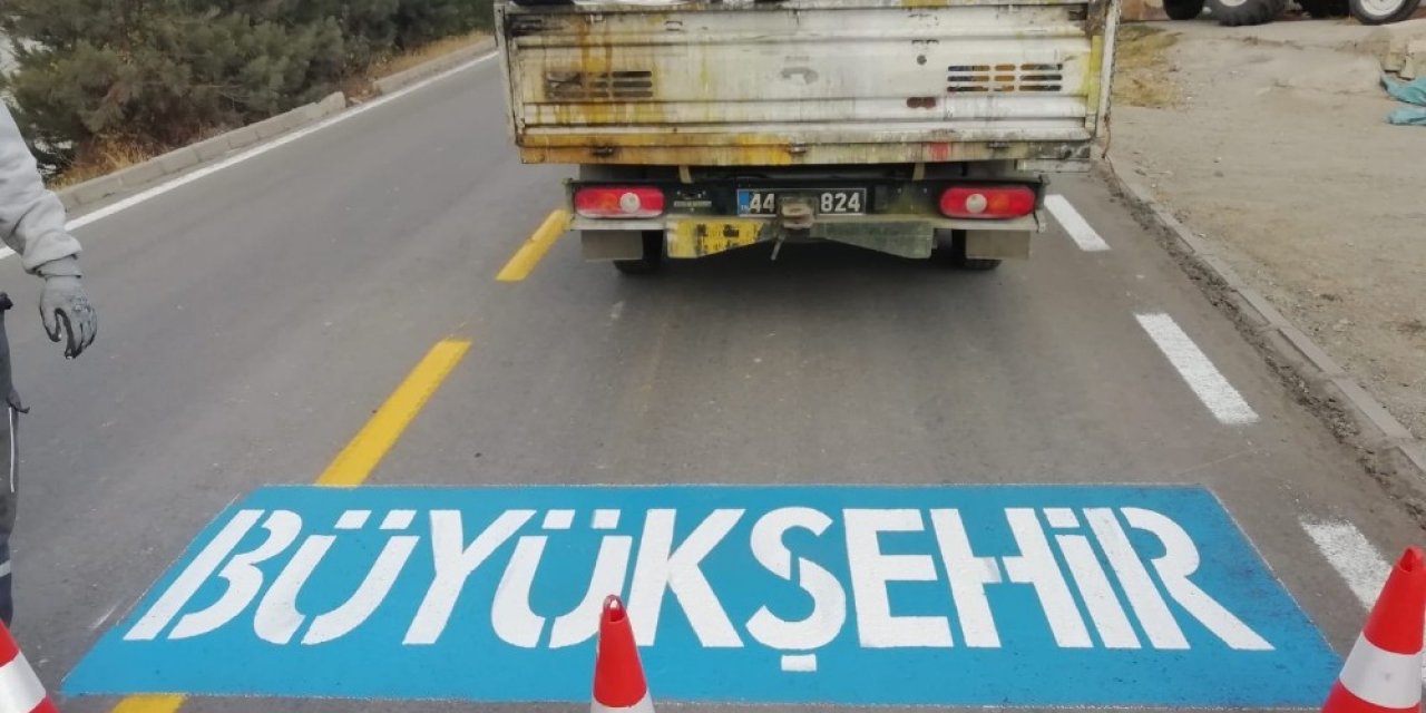Malatya’da ilçe yolları işaretlemelerle daha güvenli hale geliyor