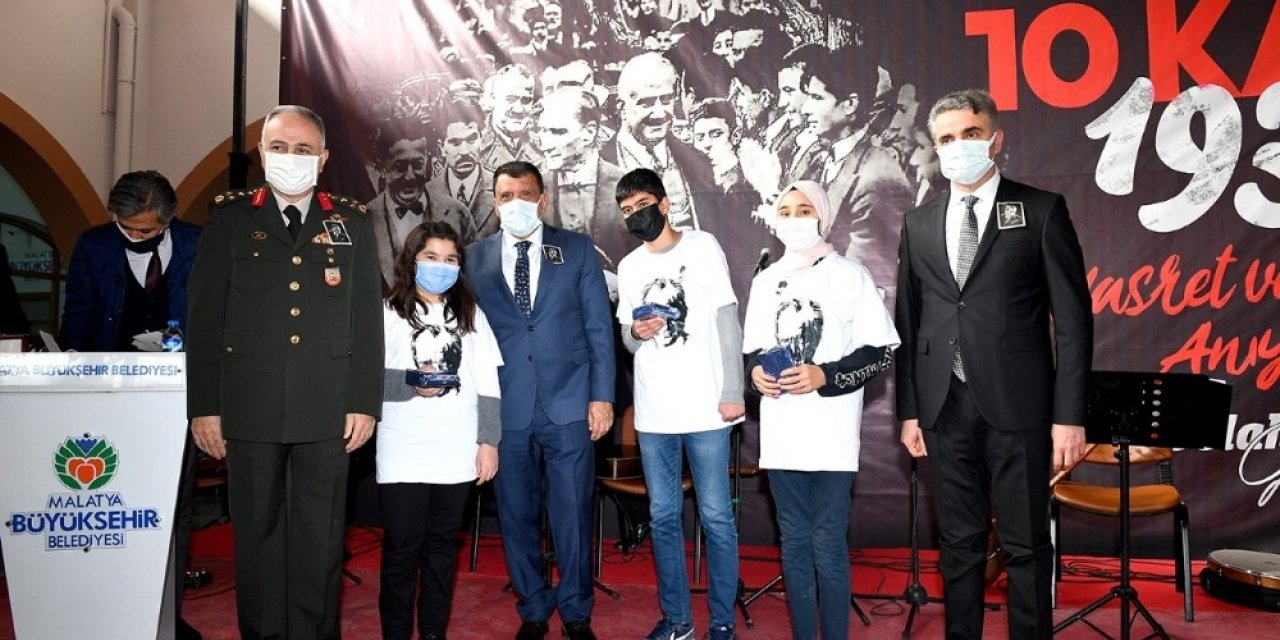 Şiir yarışmasında dereceye girenlere ödülleri verildi