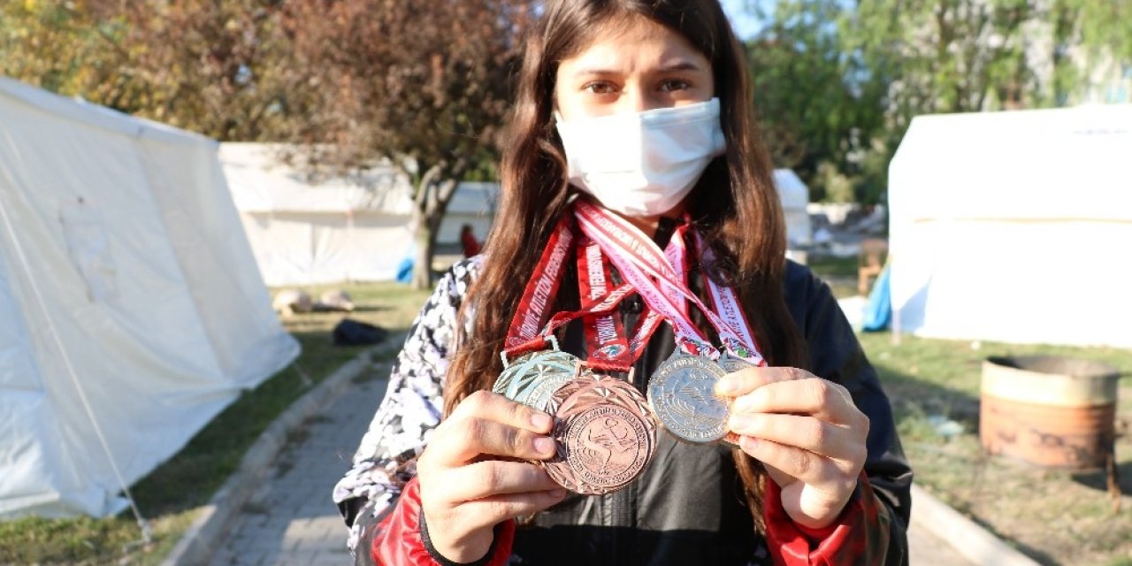 Deprem evini yıktı, azmini yıkamadı