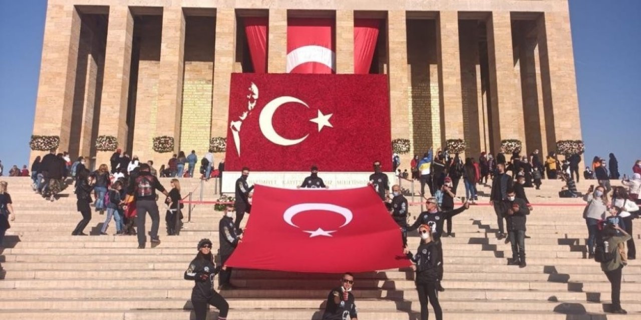 550 kilometreyi bisikletle gidip Ata’nın huzuruna çıktılar