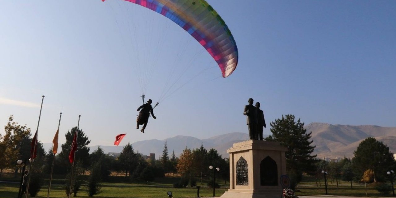 İnönü Üniversitesi’nde paraşütlü anma