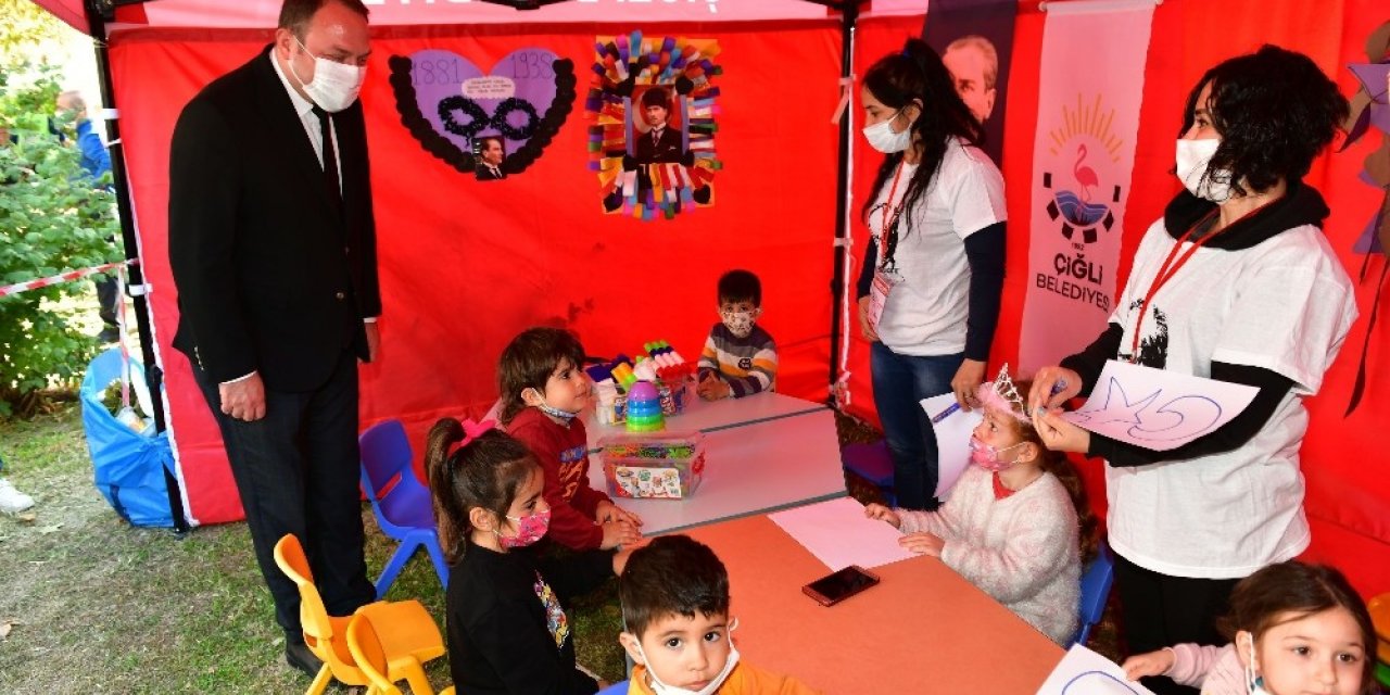 Başkan Gümrükçü Ata’yı deprem mağduru çocuklarla andı