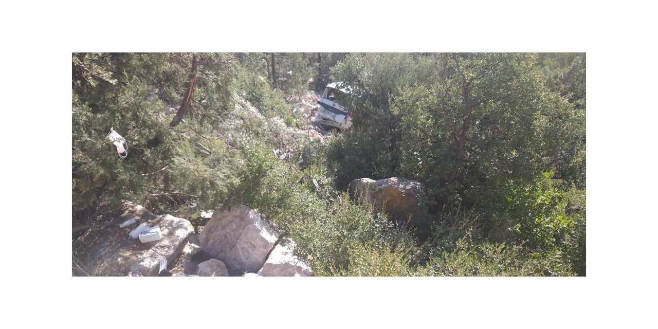 Antalya’da uçuruma yuvarlanan kamyonet sürücüsü yaşamını yitirdi