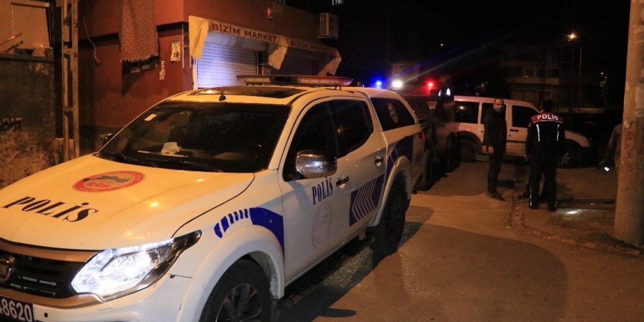 Motosikletli kişilerin silahlı saldırısına uğrayan 2 kişi yaralandı