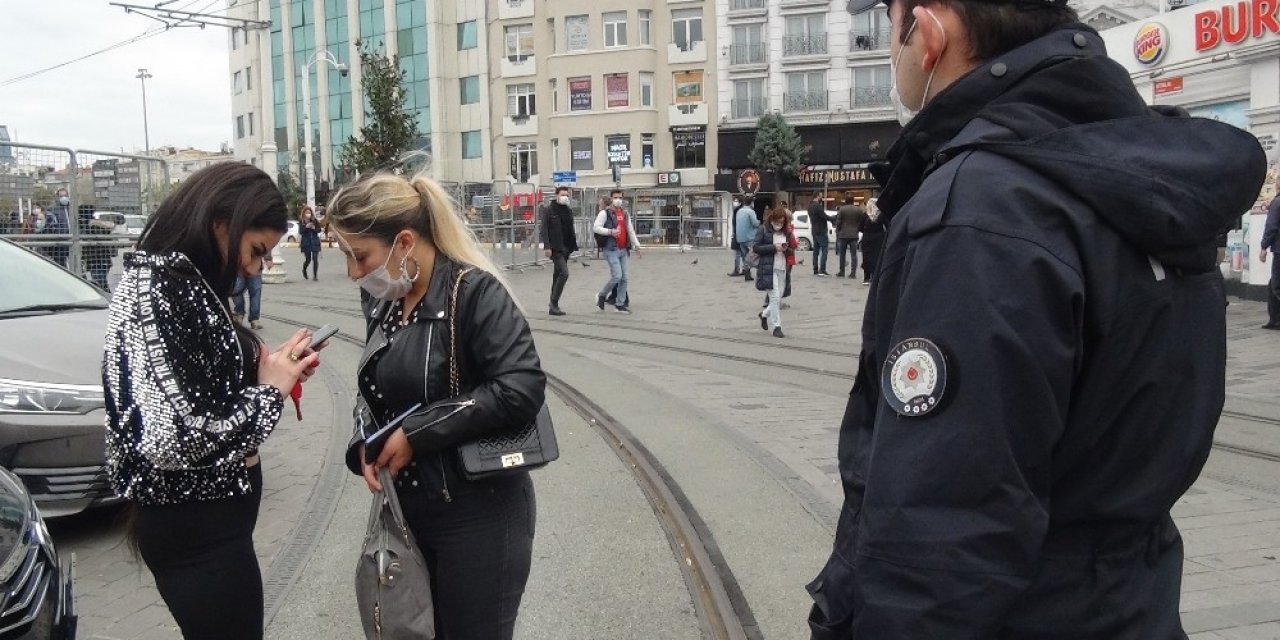 Taksim’de maske takmadıkları için ceza yiyen kadınlar, gazetecilere saldırdı
