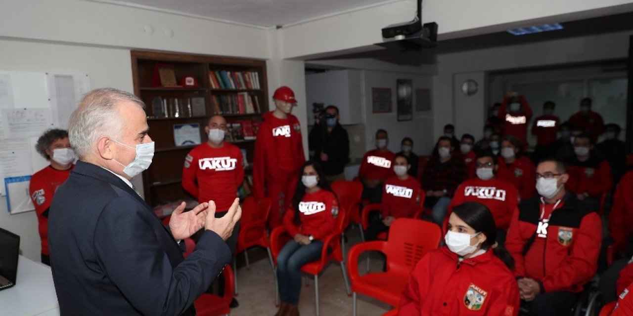 Başkan Zolan, İzmir depreminin kahramanlarını ziyaret etti