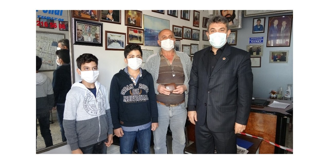 Suriyeli çocuklar buldukları cüzdanı sahibine teslim etti