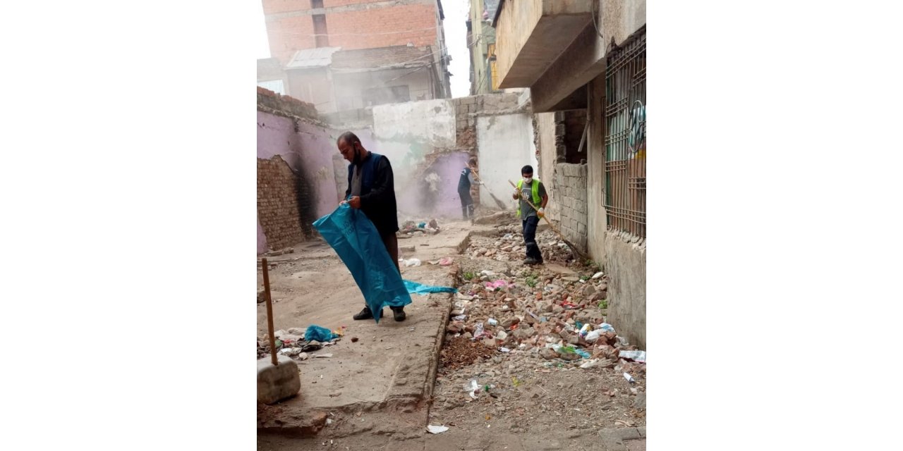 Bağlar’da boş araziler ve harabeler temizleniyor