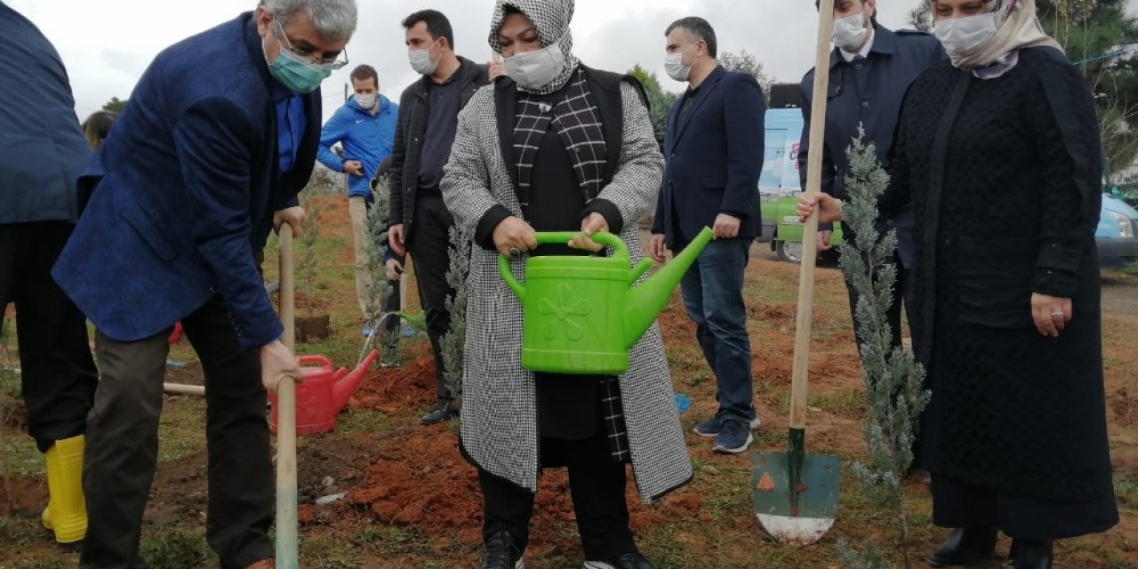 Sancaktepe’li öğrenciler toprağa fidan dikerek geleceğe nefes oldu