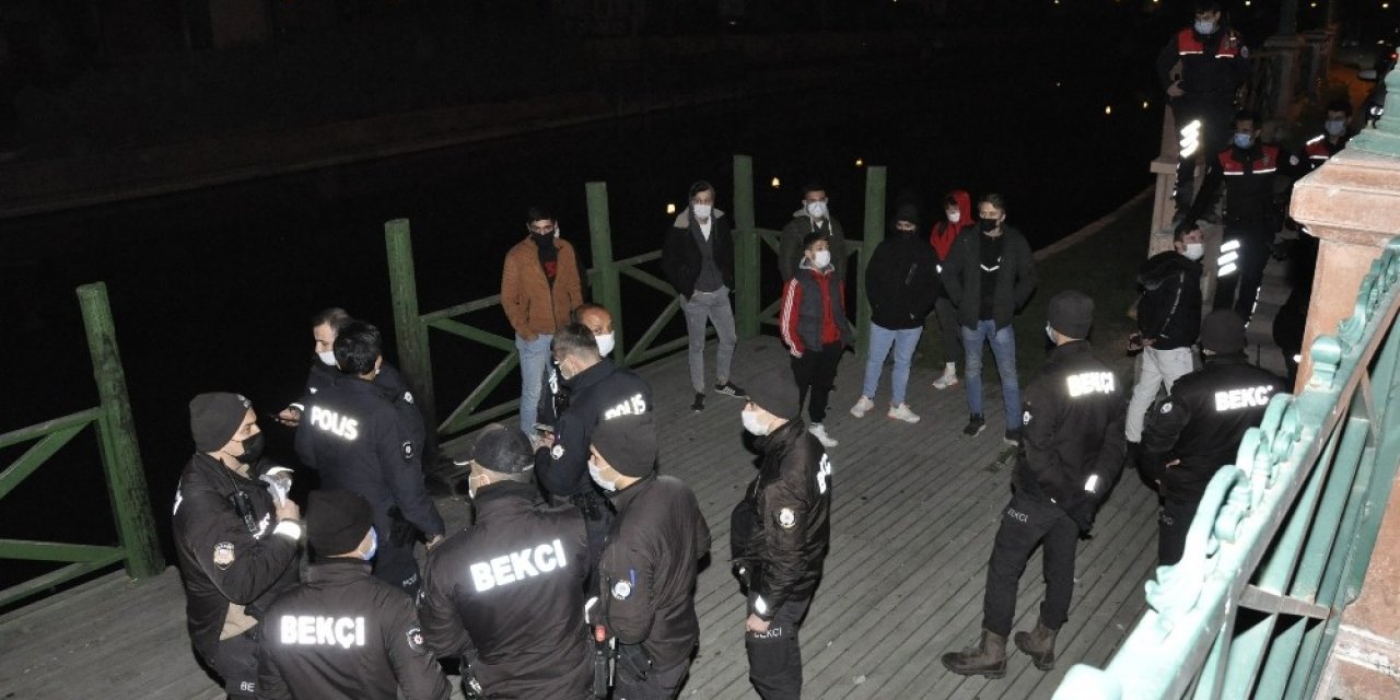 Ahşap iskele üzerinde ateş yakan gençlere polis müdahalesi