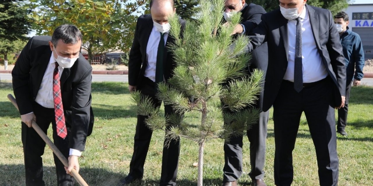 Erciyes Teknopark’da “Geleceğe Nefes” Fidanları Toprakla Buluşturuldu