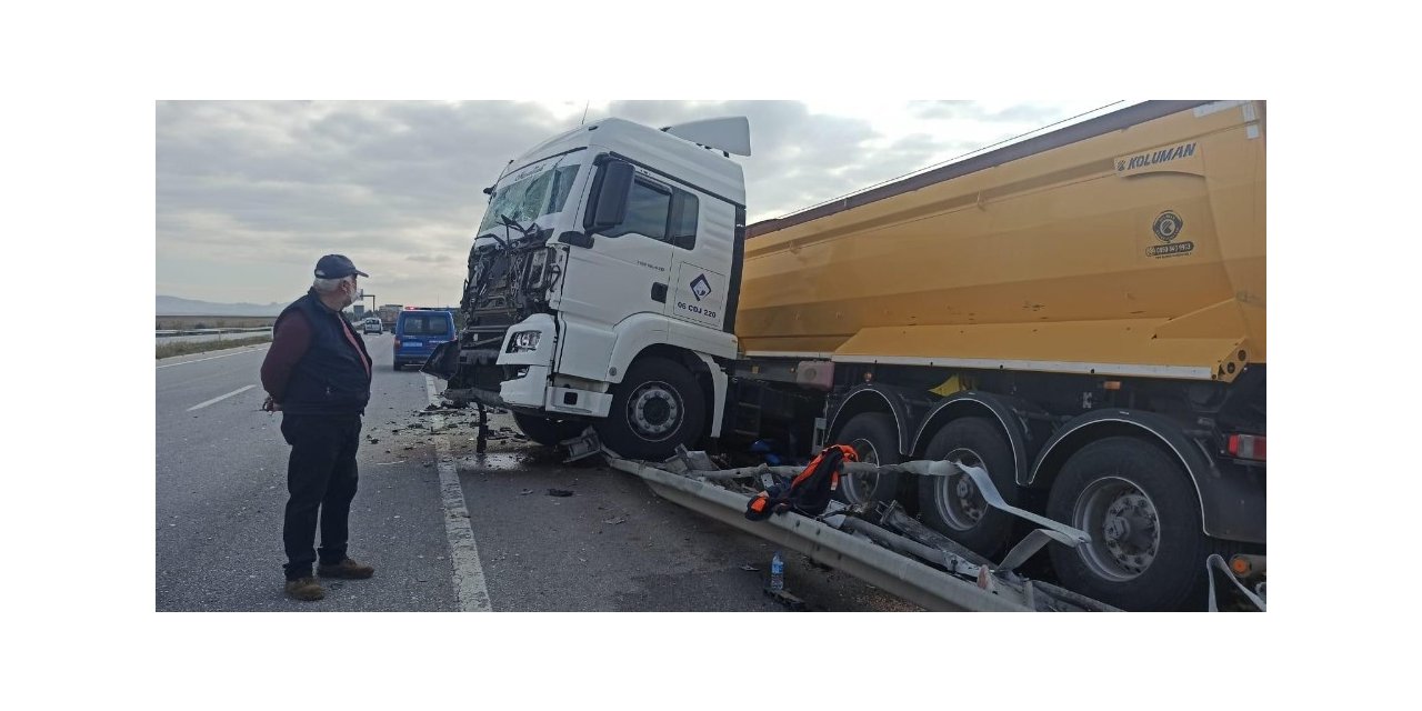 Kontrolden çıkan tır bariyerlere çarparak durabildi