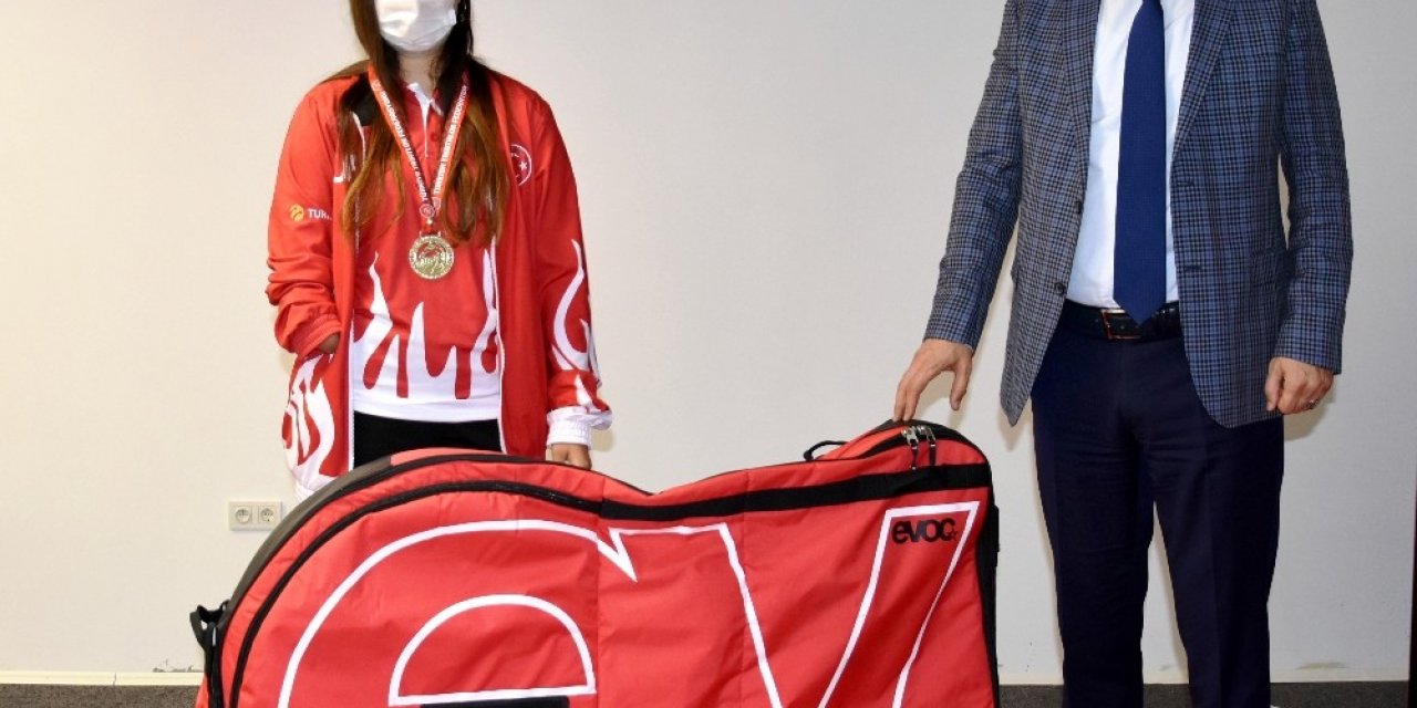 Milli sporcu Miray Ulaş’a malzeme desteği