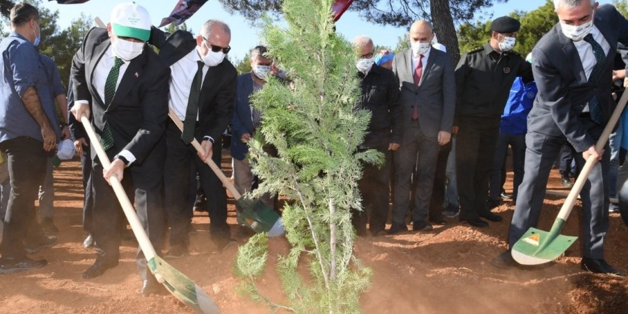 Antalya’da ‘geleceğe nefes’ seferberliğiyle fidanlar toprakla buluştu