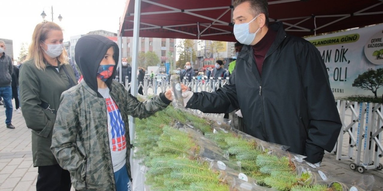 Gaziosmanpaşa’da gençler, Milli Ağaçlandırma Günü’nde fidan dikti