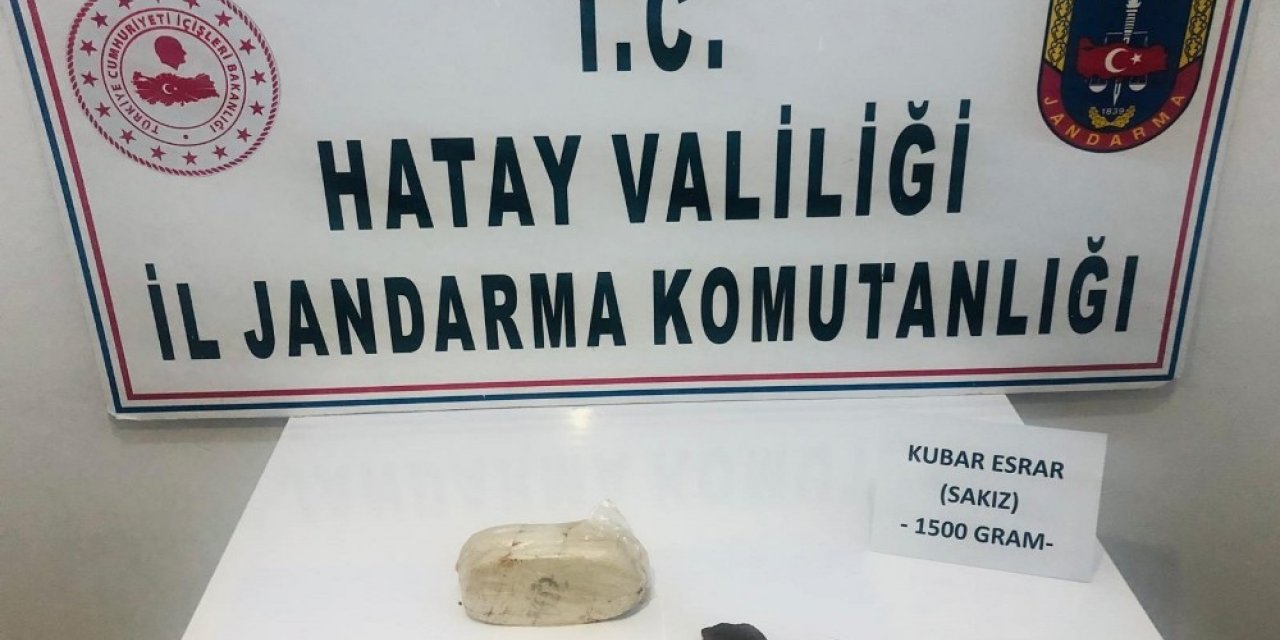 Uyuşturucuyu poşetle attılar, jandarmaya yakalandılar