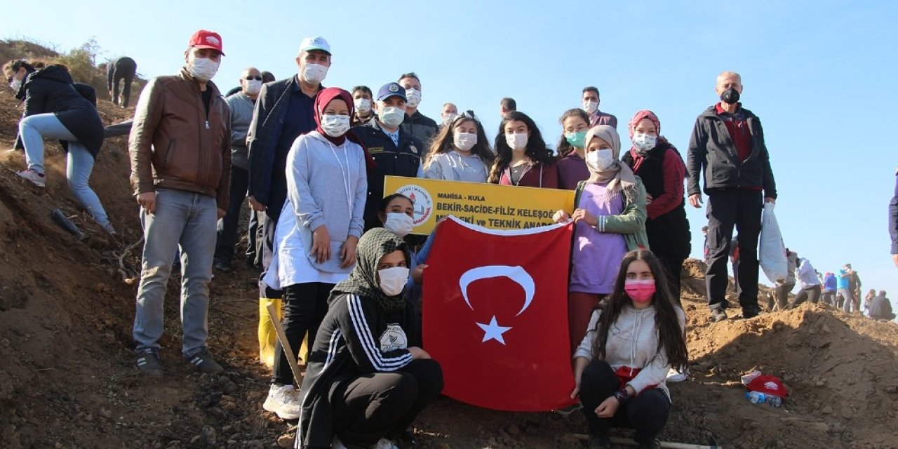 Fidan dikim etkinliğinde öğrenciler birbirine meydan okudu