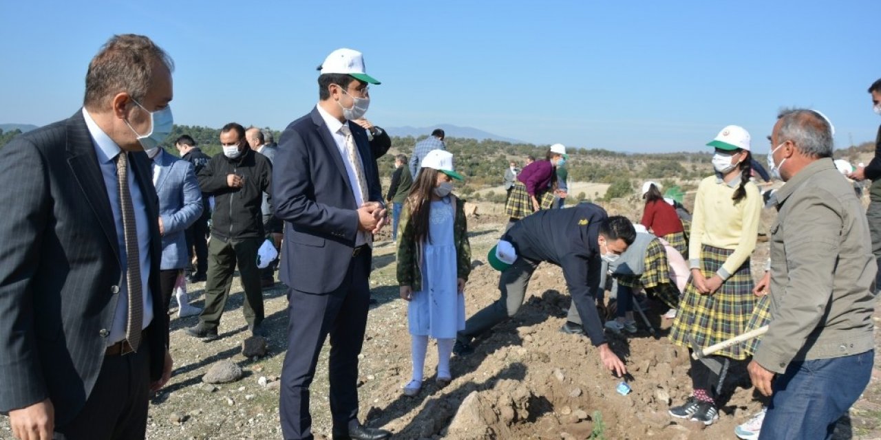 Selendi’de fidanlar toprakla buluştu